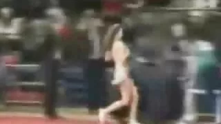 একটি বিছানায় কেভিন  ...