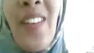 তৃষ্ণার্ত বন্ধু পিছন ...